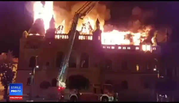 Incendiu uriaş la una dintre clădirile monument ale Oradei. Un turn s-a prăbuşit