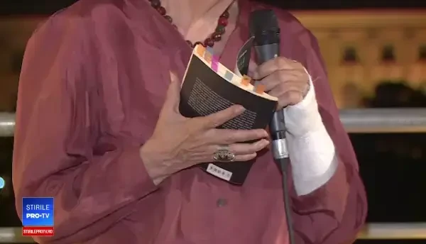 Nocturnă de lectură, în Capitală. Nora Iuga a recitat pe acoperişul unei clădiri