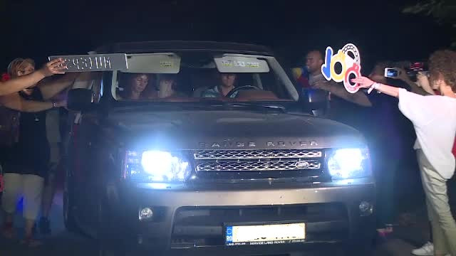 Oaspeţi întâmpinaţi cu huiduieli şi "plăcuţe suedeze" de protestatari, la nunta fiului lui Dragnea. "Vine un penal"