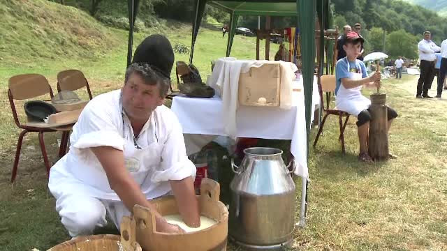 Festivalul Brânzei şi Ţuicii, în Mărginimea Sibiului. Băutura care se vinde cu 150 lei/litrul