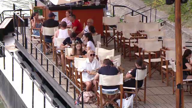 Cafenele pe apă, noua atracție din Timișoara. „Am putea să ne obişnuim cu asta”