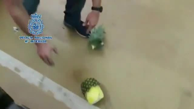 Descoperire uluitoare a poliţiei spaniole. Ce era ascuns în ananas
