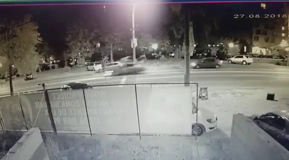 Doi tineri, spulberați de o mașină în Mamaia. Momentul impactului a fost filmat