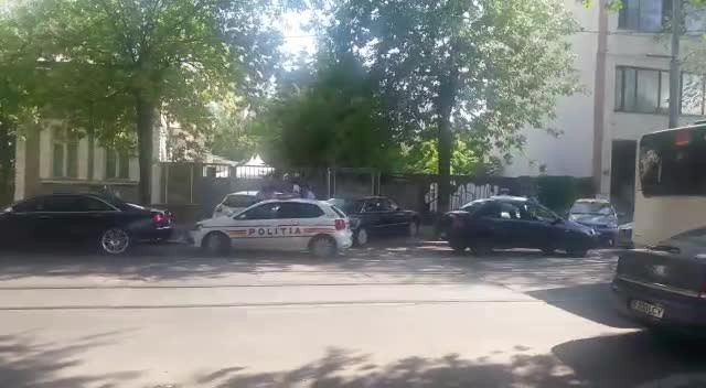 Nuntă de romi pe o stradă din Capitală. Poliția a fost chemată din cauza gălăgiei