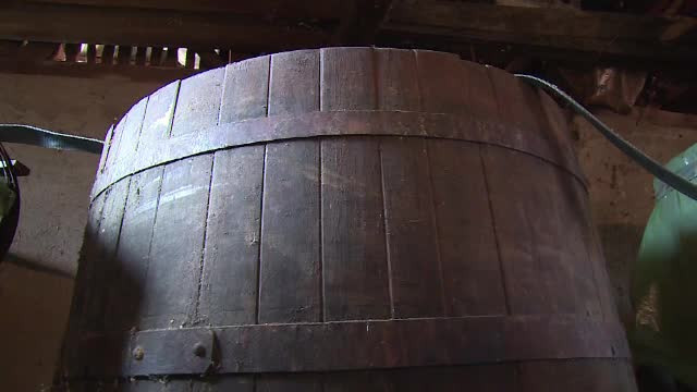 Doi oameni au murit intoxicați într-un butoi cu prune fermentate