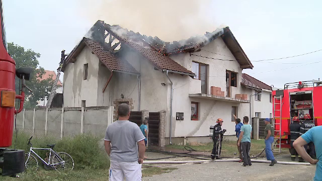 Incendiu violent la o casă, lângă Arad. Flăcările au atins câțiva metri înălțime