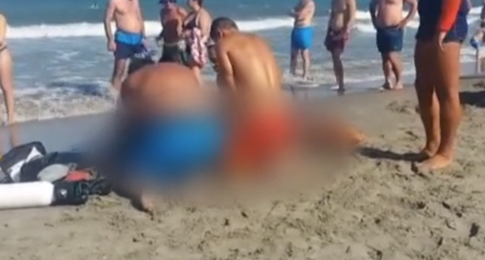 O fetiță salvată din apă la Constanța a murit la spital. Un bărbat o scosese în viață