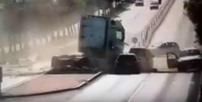Accident spectaculos la intrare în Suceava. Patru autoturisme spulberate de un TIR. VIDEO