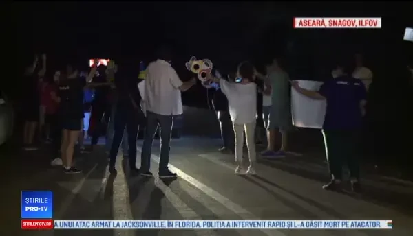 Oaspeţi întâmpinaţi cu huiduieli şi plăcuţe suedeze de protestatari, la nunta fiului lui Dragnea. Vine un penal