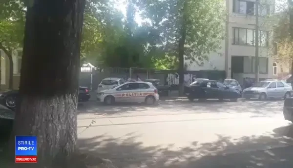 Nuntă de romi pe o stradă din Capitală. Poliția a fost chemată din cauza gălăgiei