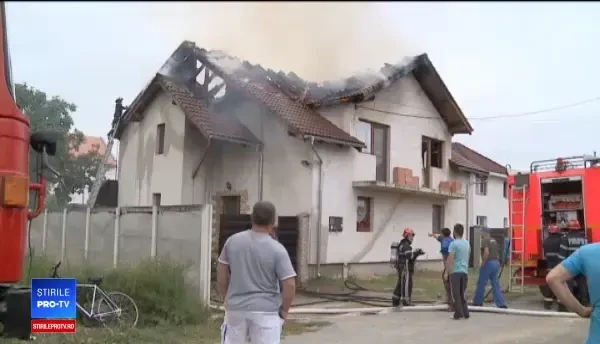 Incendiu violent la o casă, lângă Arad. Flăcările au atins câțiva metri înălțime