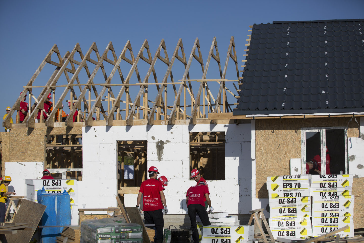 Habitat for Humanity caută 100 voluntari, care vor construi 8 case în 5 zile la BIG BUILD 2018