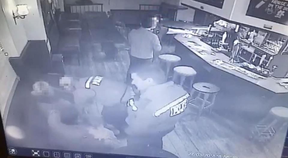 Momentul șocant în care o femeie este bătută de un polițist în timp ce își ține copilul în brațe