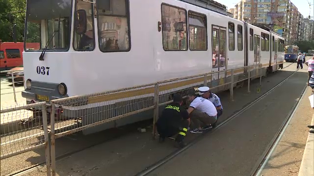 Tânăr de 25 de ani, în stare gravă, după ce a fost lovit de tramvai, în Capitală. De ce nu a auzit vehiculul