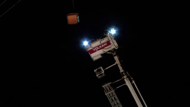 16 turiști blocați în telegondole, la 60 de metri înălțime. FILMUL operațiunii de salvare complicate