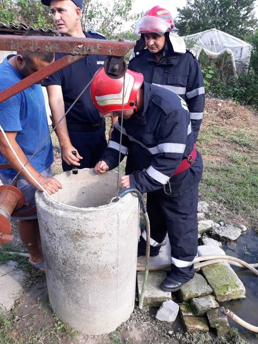 Un copil de 5 ani a căzut într-o fântână de 13 metri. Ce au descoperit pompierii veniți să-l salveze. VIDEO