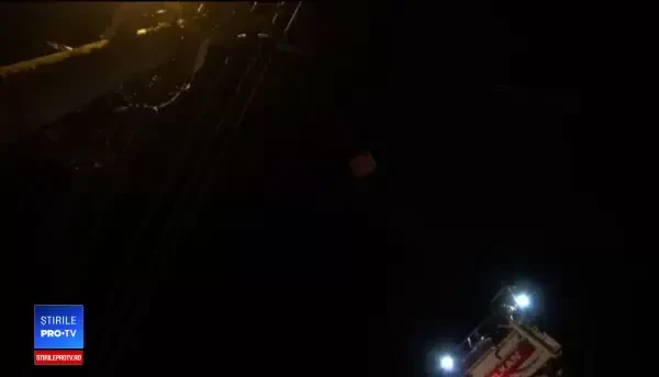 16 turiști blocați în telegondole, la 60 de metri înălțime. FILMUL operațiunii de salvare complicate