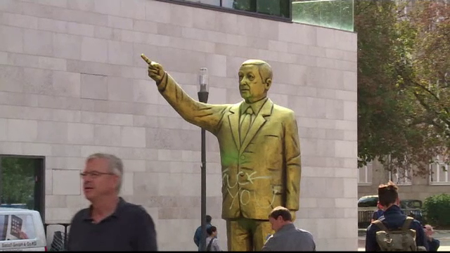 Statuie aurită a lui Erdogan în Germania. Oamenii i-au pus lumânări la picioare