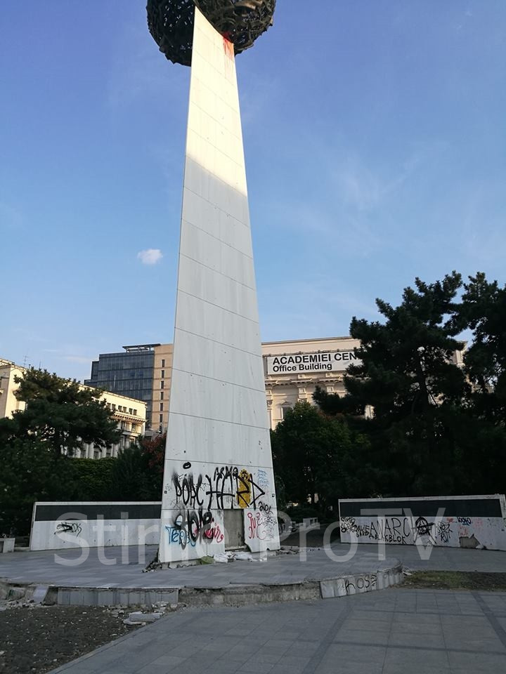 Monumentul din Piața Revoluției, dedicat eroilor, distrus și vandalizat cu mesaje obscene. FOTO