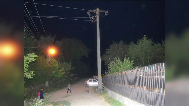 O fată de 14 ani a murit după ce a căzut de pe un stâlp de tensiune