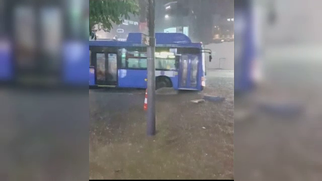 Inundații devastatoare în Coreea de Sud. Un om a murit, iar zeci de clădiri sunt avariate