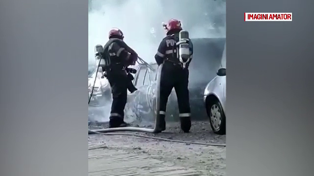 O mașină a ars complet într-o parcare din Timișoara. Focul a fost pus intenționat