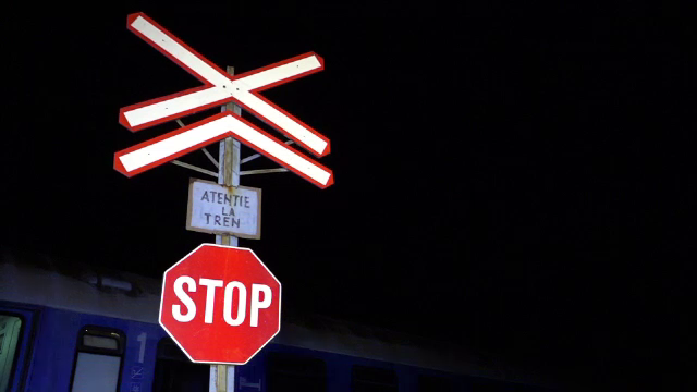 Microbuz cu 8 pasageri, lovit de tren în Vaslui. Greșeala făcută de șofer