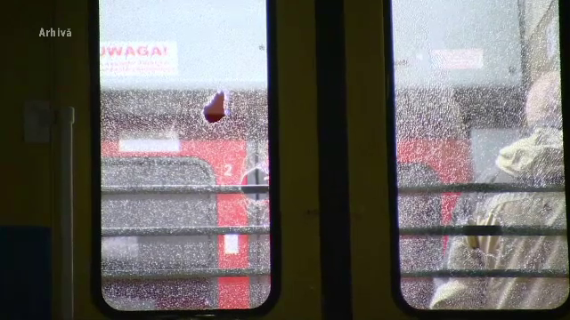 Foc de armă tras asupra unui tren de pasageri Timișoara-Reșița. Reacția călătorilor