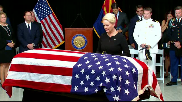 Ultimul omagiu adus de familie și prieteni senatorului John McCain. Gestul văduvei