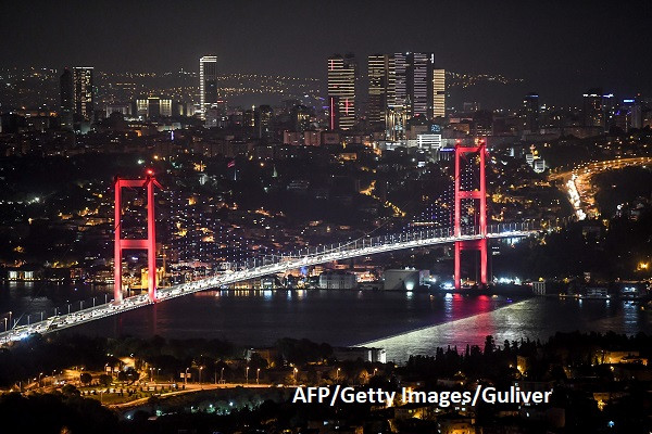 Criza din Turcia se acutizează: 20 de bănci au fost retrogradate. Reacția Europei