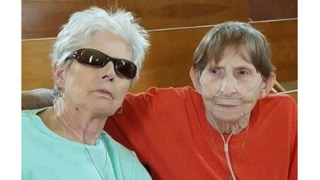 O femeie de 74 de ani s-a căsătorit cu partenera sa care murise în urmă cu 3 luni