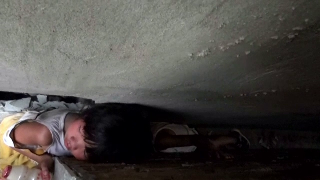 Cum au fost salvați 2 copii, blocaţi între zidurile dintre 2 clădiri