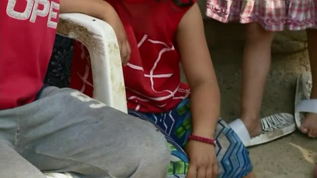 Şi-a torturat nepoţii şi i-a pus să apară în filme pornografice, în timp ce mama lor era în spital