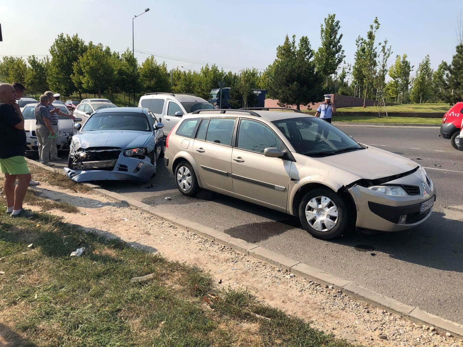 Un microbuz s-a răsturnat în București, la intrare pe A2. Opt persoane au fost rănite