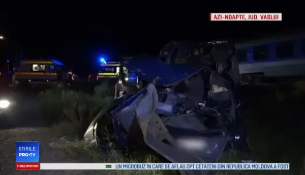 Microbuz cu 8 pasageri, lovit de tren în Vaslui. Greșeala făcută de șofer
