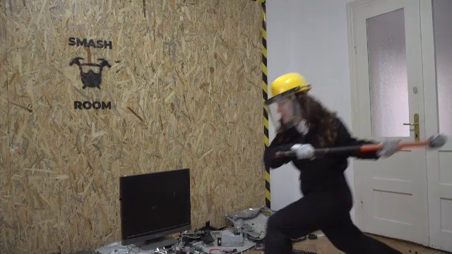 "Camerele furiei", locurile în care romanii plătesc pentru a distruge lucruri şi a scăpa de stres