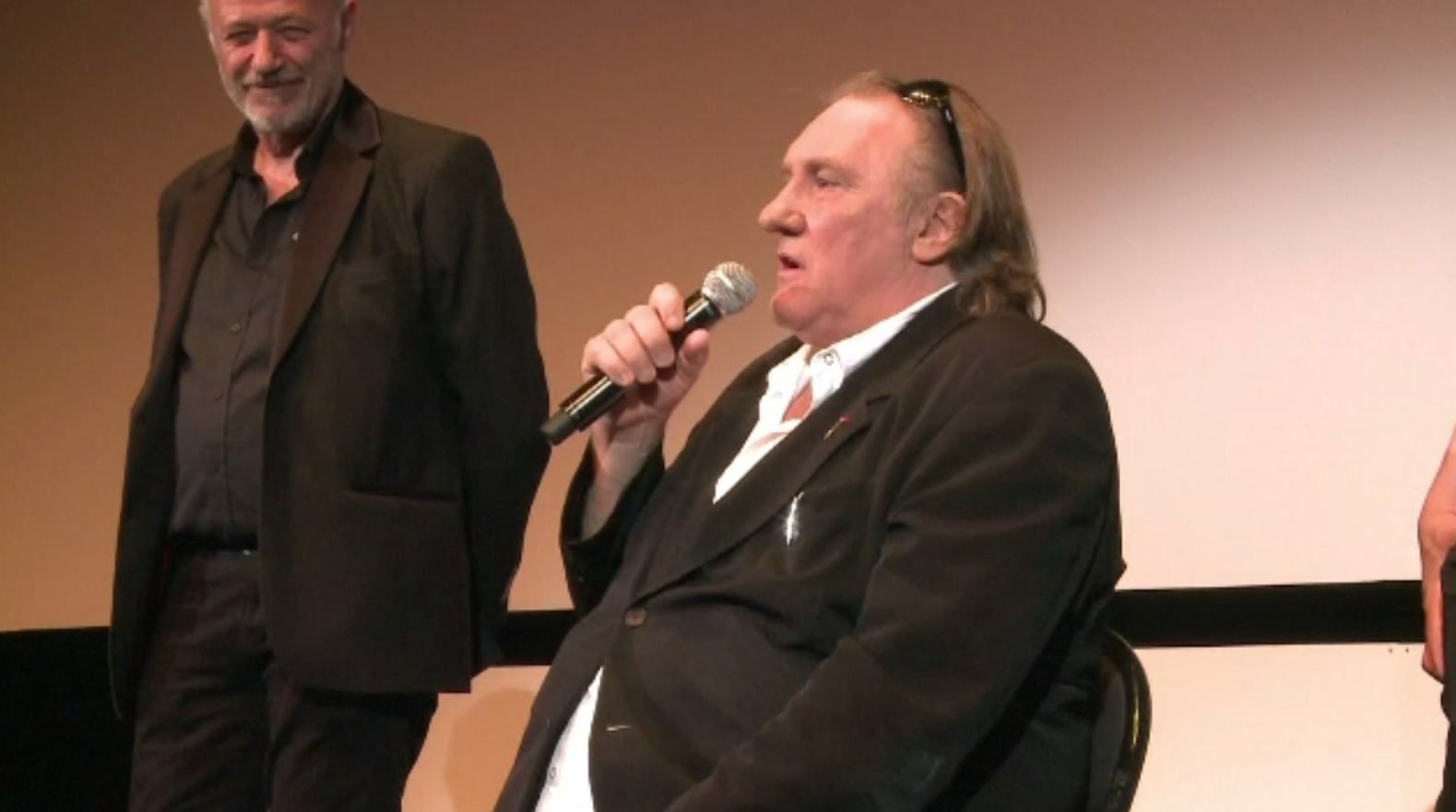 Tânăra care îl acuză pe Gerard Depardieu de viol și agresiune sexuală, o apropiată a actorului