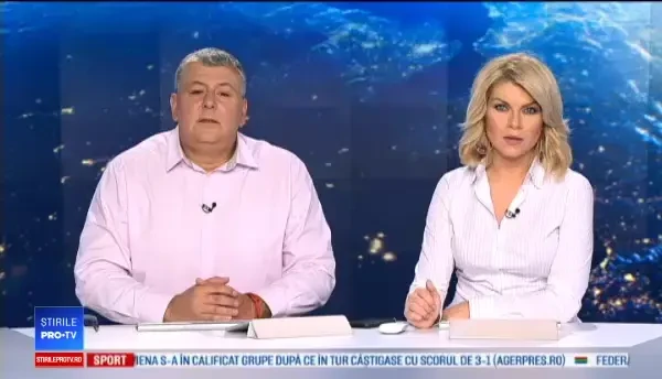 Elefant plimbat pe un camion prin Sighetu Marmaţiei, cu escortă de poliţie