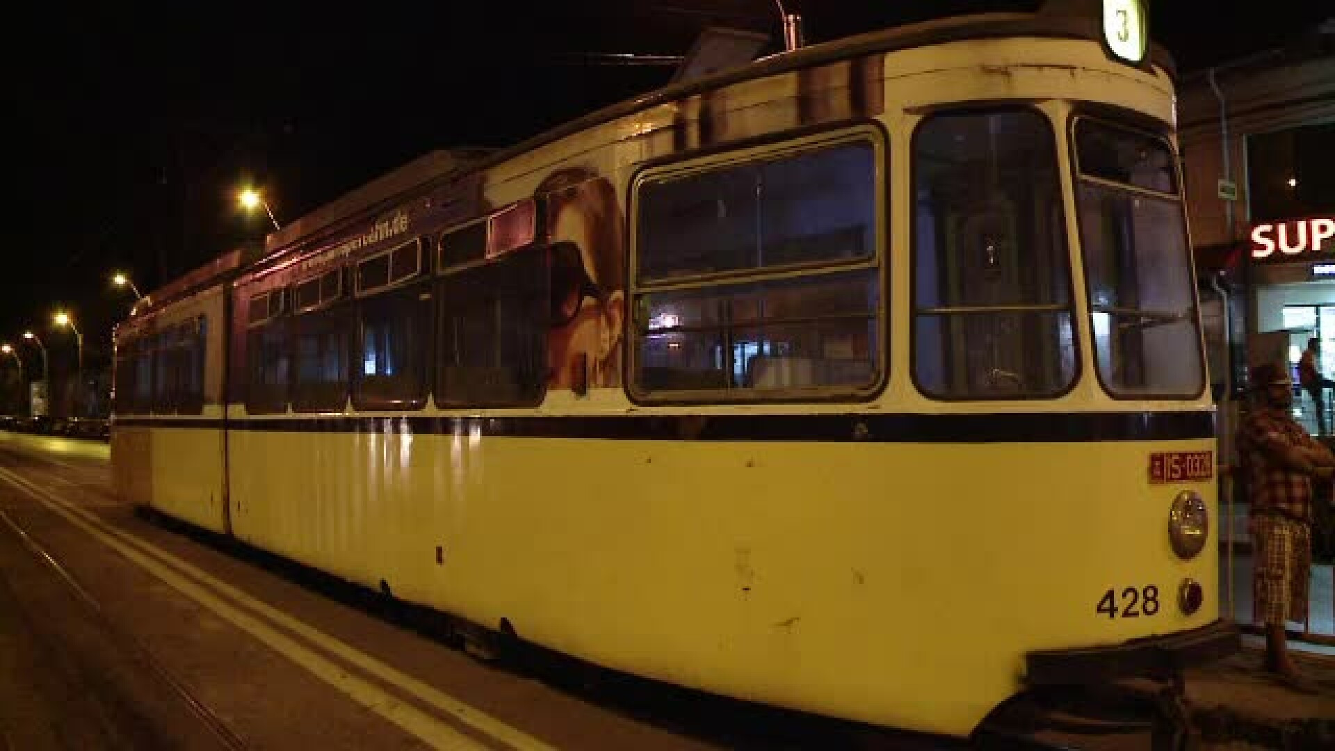 Un bătrân a fost lovit de un tramvai după ce s-a împiedicat pe trecerea de pietoni