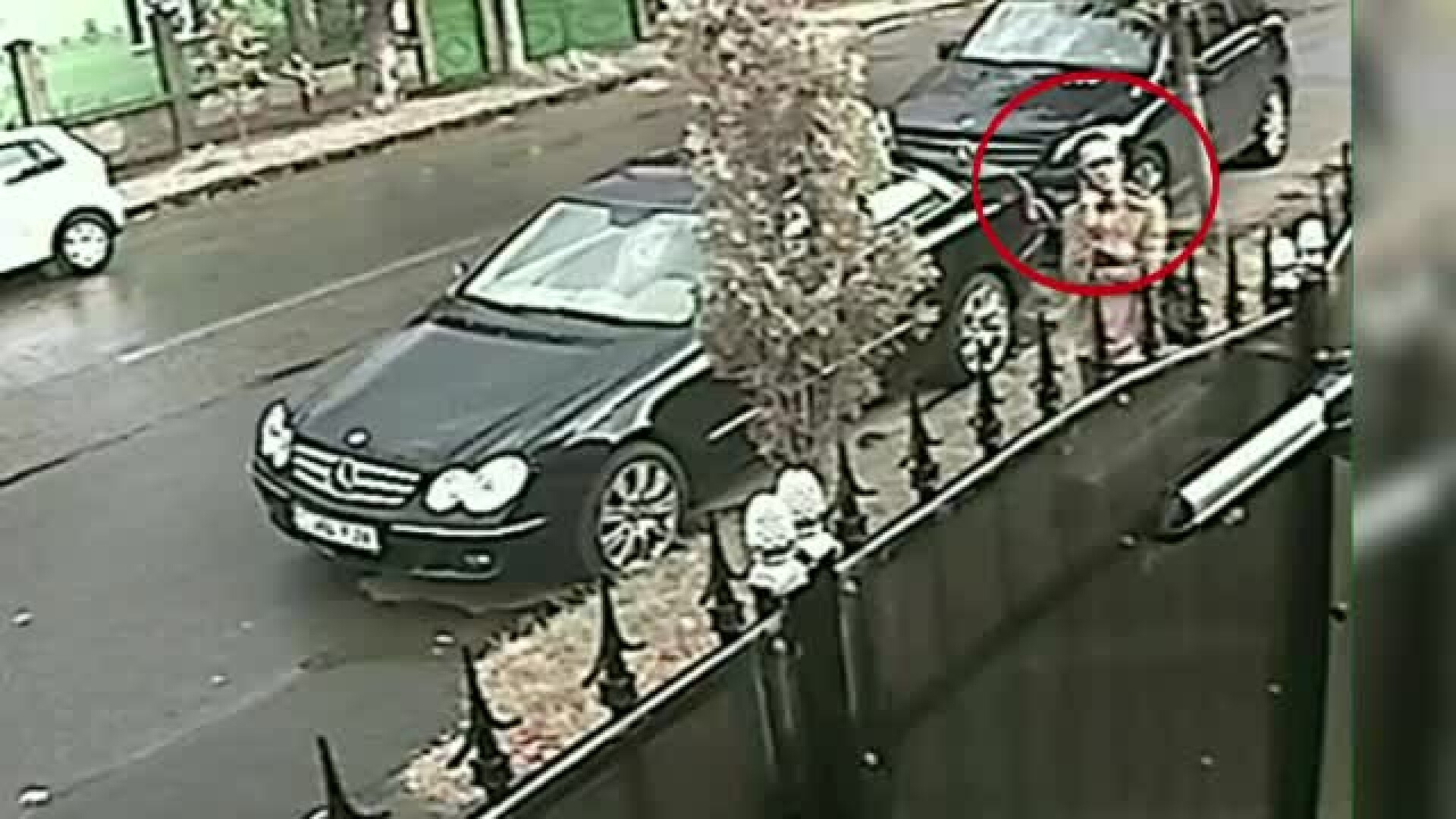 Poliția în alertă. O femeie a păcălit o bătrână de 92 de ani și a lăsat-o fără economii