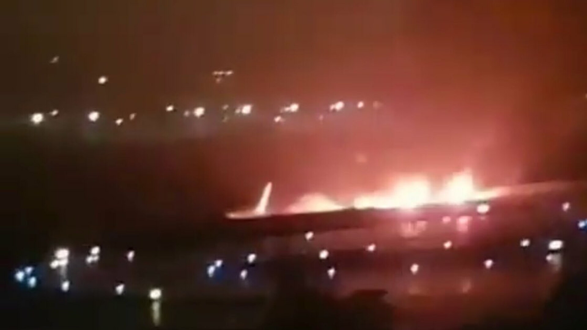 Un avion a luat foc și s-a prăbușit într-un râu, după aterizare. Pasagerii au sărit pe geamuri