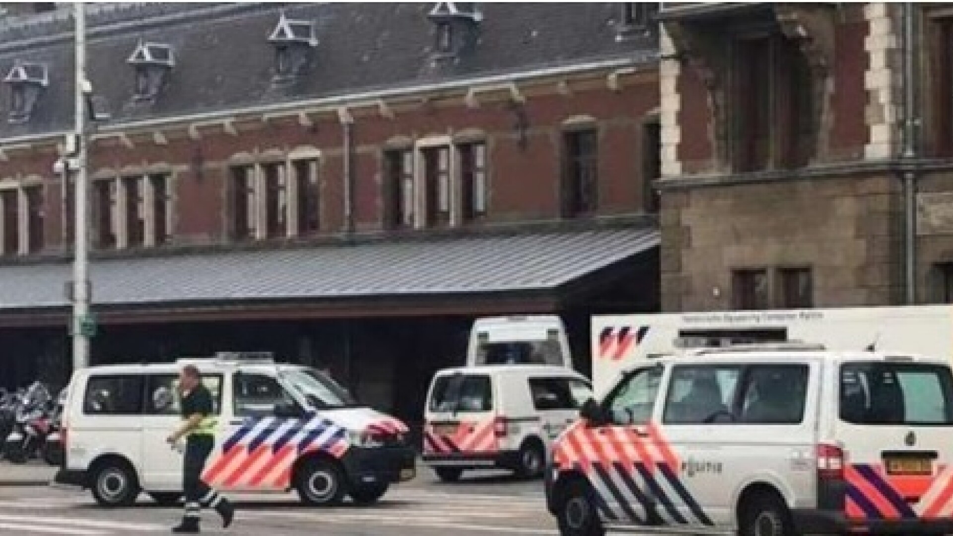 Atac din gara din Amsterdam; două persoane, grav rănite. ”Luam în calcul un motiv terorist”