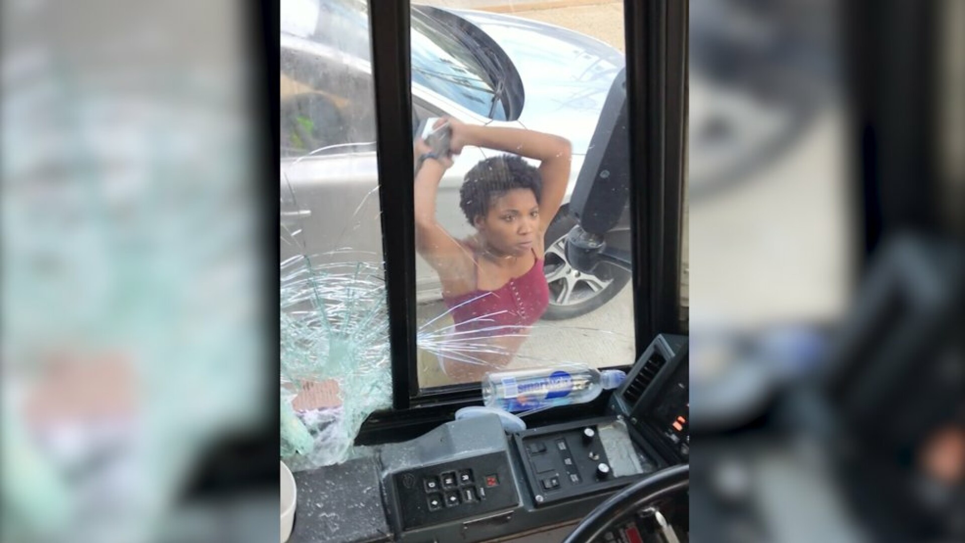 Reacția violentă a unei șoferițe după ce șoferul unui autobuz i-a făcut observație în trafic