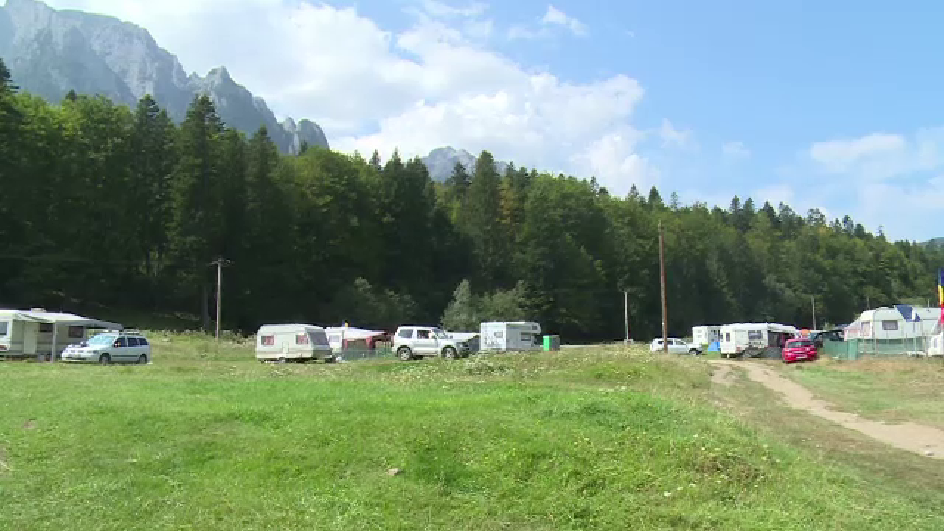 Prima zi de toamnă i-a găsit pe turiști la munte. Au fost cozi imense pe DN1