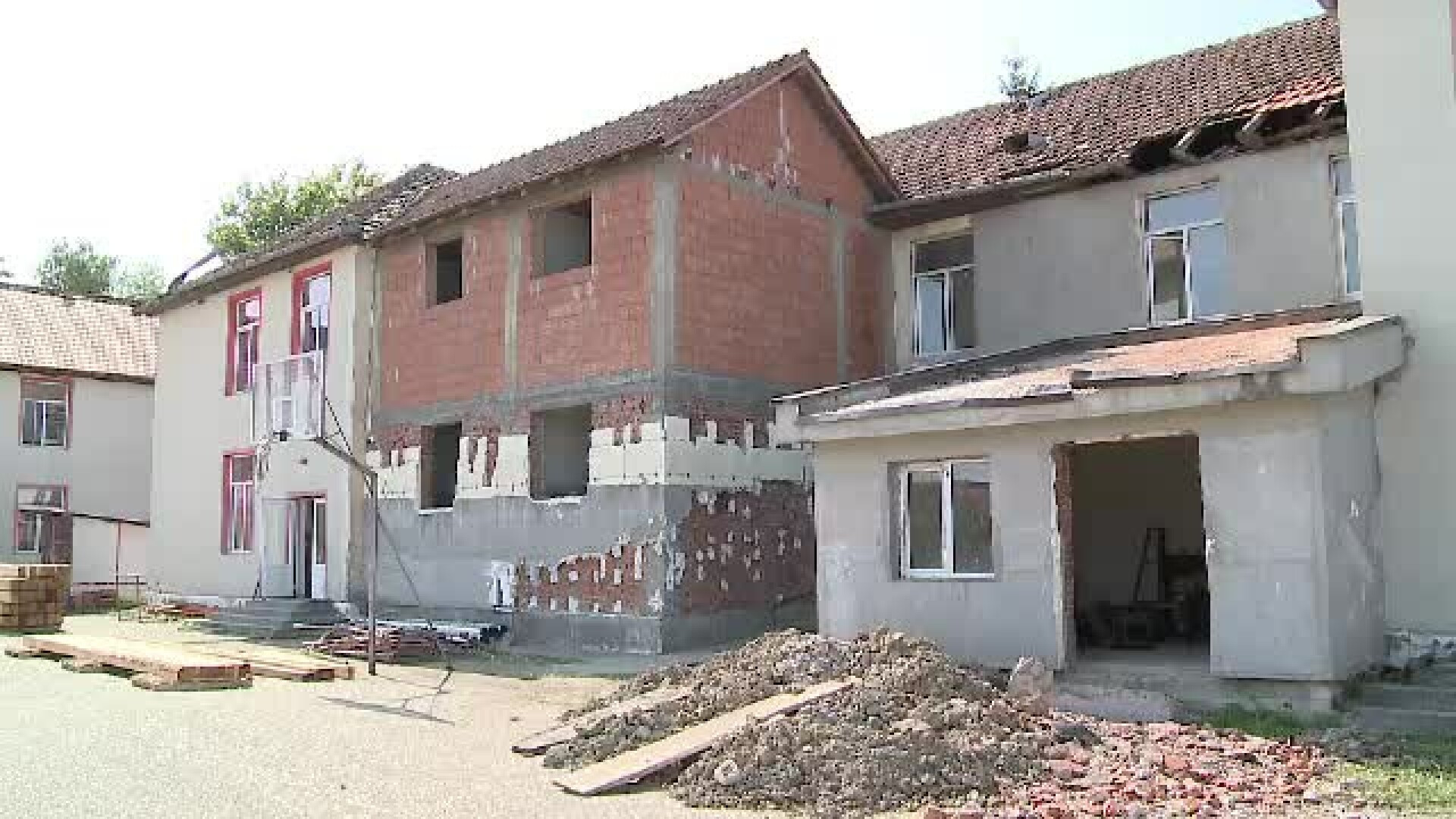 În anul Centenarului, mulţi copii învaţă exact ca acum 100 de ani. Sute de școli nu sunt încă pregătite