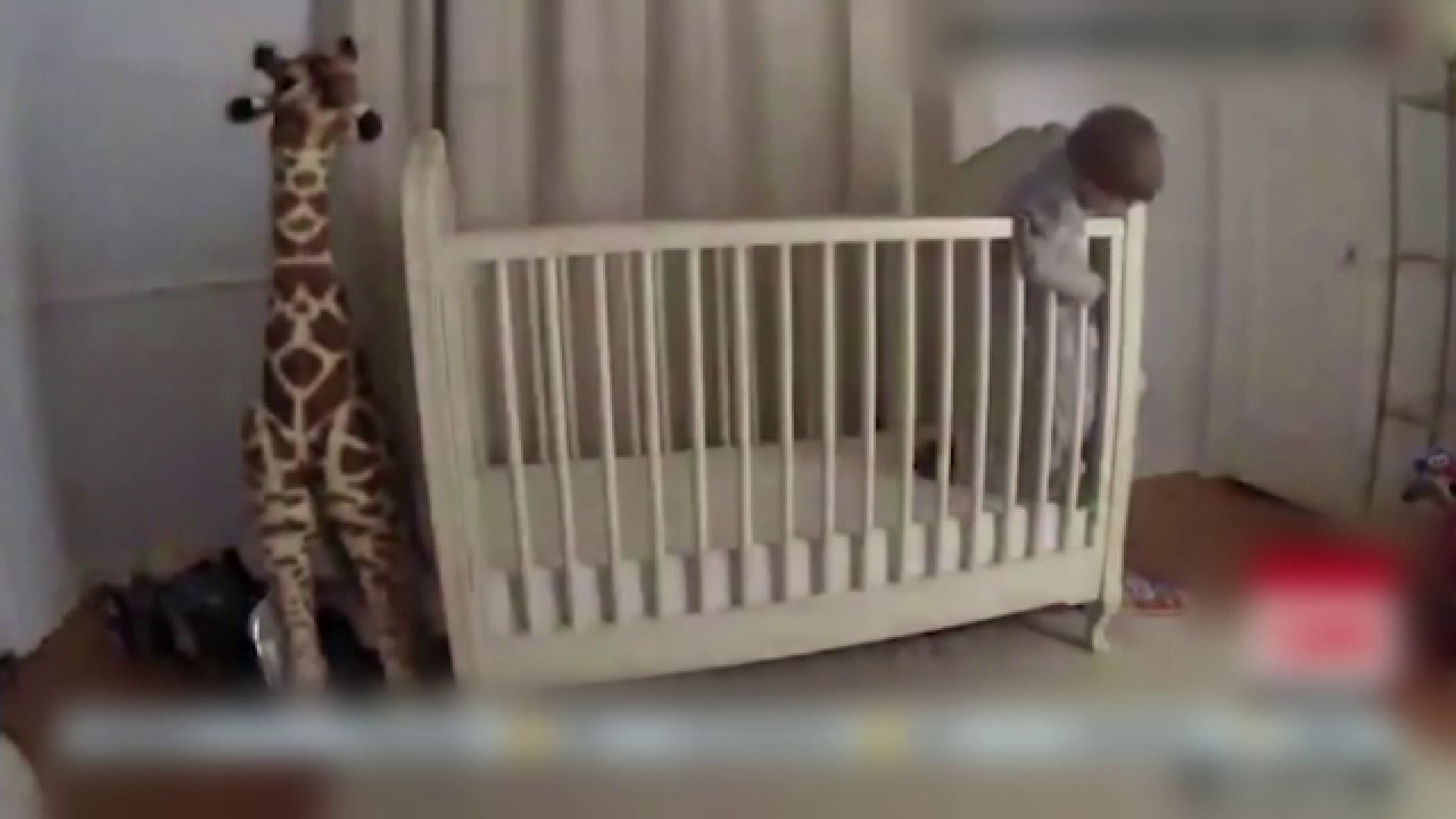 Cum a reușit un tată să-și salveze băiețelul care voia să sară din pătuț