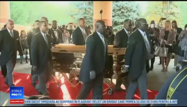 Aretha Franklin a fost înmormântată într-un sicriu placat cu aur, purtat într-un Cadillac roz