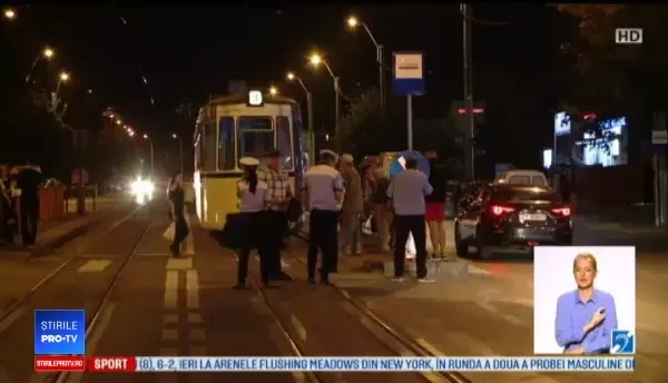 Un bătrân a fost lovit de un tramvai după ce s-a împiedicat pe trecerea de pietoni