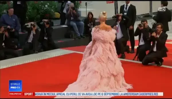 Apariție de senzație a celebrei Lady Gaga la premiera filmului ”S-a născut o stea”