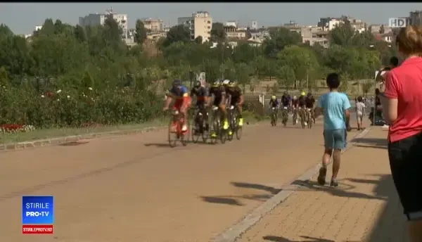 Bike Fest în jurul Palatului Parlamentului. Sute de oameni au pedalat și au donat bani